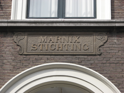 862387 Afbeelding van de tekststeen 'MARNIX STICHTING' in de voorgevel van het pand Springweg 89-91 te Utrecht. In deze ...